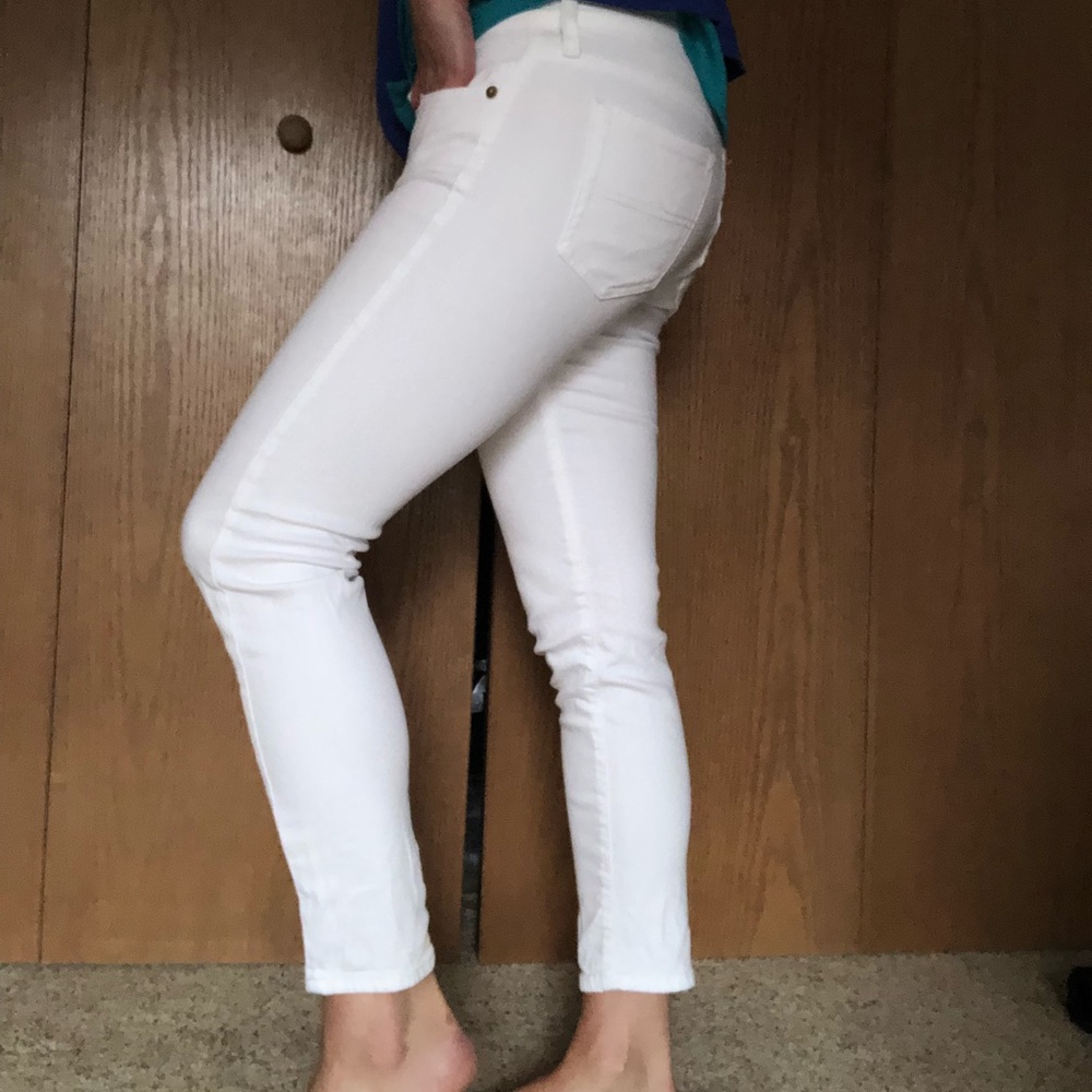 White cropped denim! Perfect for spring summer!